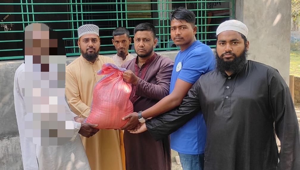 উৎসর্গ সোসাইটির উদ্যোগে শ্যামনগরে ইফতার সামগ্রী বিতরণ।