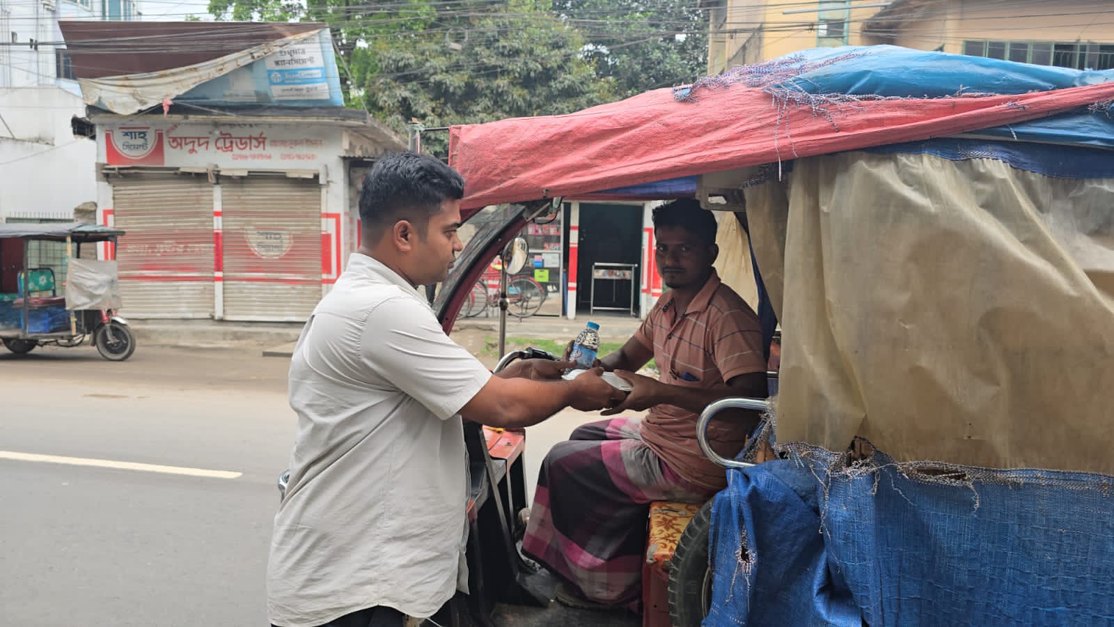 চাঁপাইনবাবগঞ্জ জেলা রিপোর্টার্স ক্লাবের উদ্যোগে অসহায় ও পথচারীদের মাঝে ইফতার বিতরণ